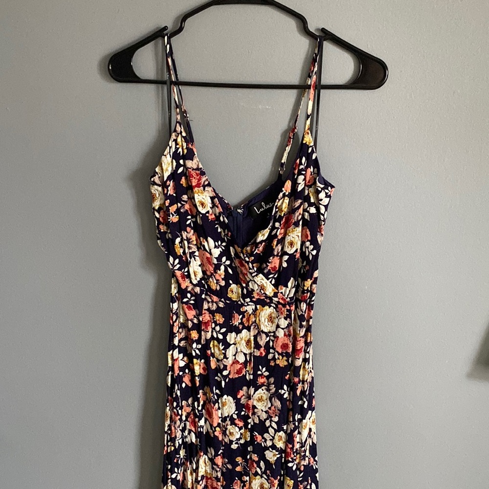 Lulus small floral maxi dress. Slit up the leg. EUC, worn once.